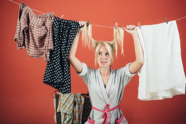 Meşgul anne. Çoklu görev anne. Farklı ev görevleri gerçekleştirme. Vintage temizlikçi kadın. Hizmetçi ya da ev hanımı ev hakkında umurunda değil. duygusal retro ev kadını. Büyük hizmet