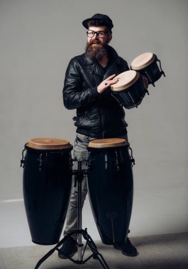 bıyıklı acımasız beyaz hippi. Erkek kuaför bakım. Olgun hippi sakallı. Sakallı adam. Hippi tarzı. Motorcu deri ceketli adamı. Müzik davul. Müzik Okulu ve ana sınıfı