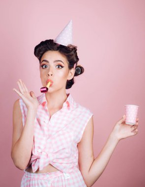 vintage tarzı güzel bir kız. kadın moda makyaj ile pin. moda saçları Pinup kız. Doğum günün kutlu olsun. Parti kutlama. Retro kadın berthday partisi. Parti eğlenceli