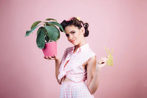 Cuidar el medio ambiente. trabajador de invernadero o jardinero. mujer pin up con maquillaje de moda. primavera. chica pinup con pelo de moda. mujer retro plantas de cultivo. Jardín. chica bonita en estilo vintage — Foto de Stock