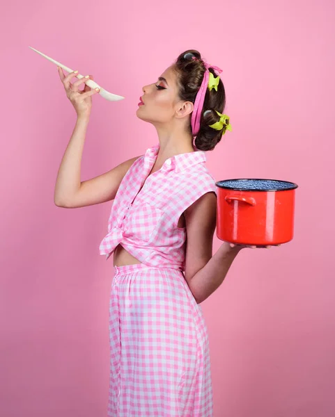 Mujer retro cocina en la cocina. chica pinup con pelo de moda. ama de casa perfecta. mujer pin up con maquillaje de moda. chica bonita en estilo vintage. El ingrediente secreto es el amor —  Fotos de Stock