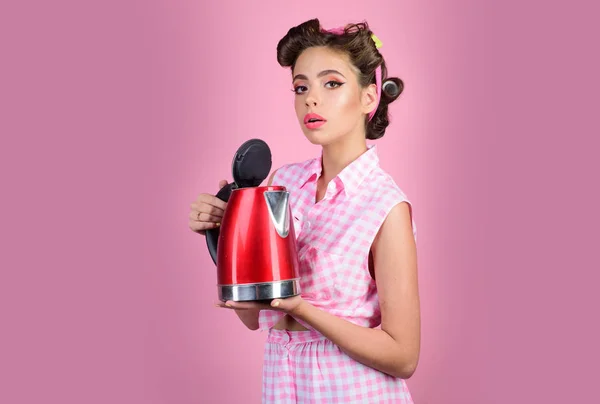 Chica pinup con pelo de moda. mujer pin up con maquillaje de moda. ama de casa perfecta. mujer retro cocina en la cocina. chica bonita en estilo vintage. Belleza en la cocina —  Fotos de Stock