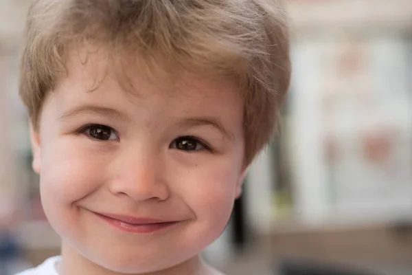 Het kiezen van een kapsel dat mijn gezichtsvorm past. Kindje met stijlvolle kapsel. Kindje met korte kapsel. Kleine jongen met blond haar. Gezonde haarverzorging tips voor kinderen. Haarverzorging producten. Smiley — Stockfoto