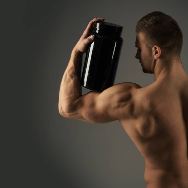 Diyet en iyi vitamin almak için anahtar olduğunu. Güçlü adam tutun ek şişe. Vitamin takviyeleri olan adam. Vücut geliştirme spor ve fitness. Vitamini diyet ve spor beslenme. Sağlıklı bir diyet yemek