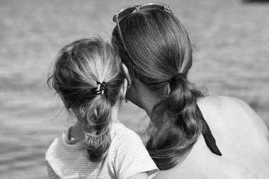 Anne ve oğlu denize bakmak