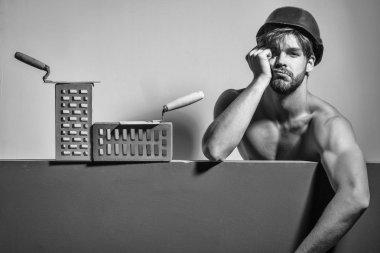 Seksi kaslı erkek yapıcı.