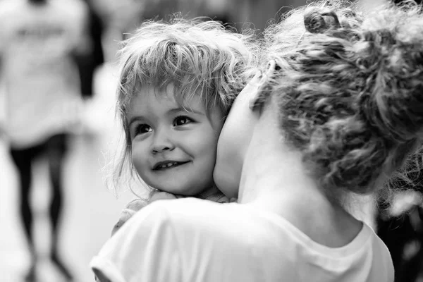 Mother holds son in street — Stock Photo, Image