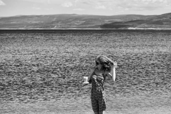 Jolie femme sexy dans l'eau de mer — Photo