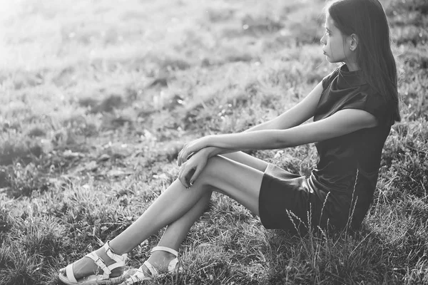 Pretty girl on green grass — Stock Photo, Image