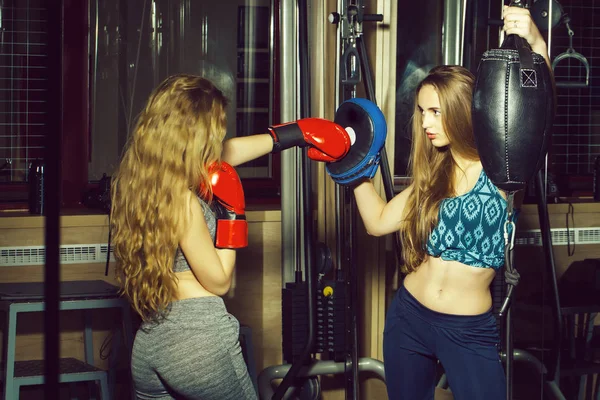 Дві красиві дівчата боксерські удари — стокове фото