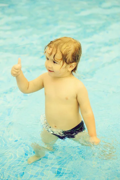 Leuke vrolijke babyjongen geeft duimen omhoog gebaar — Stockfoto
