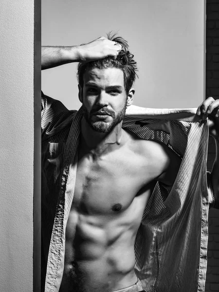 Yakışıklı adam kas gövde gösterir
