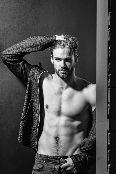 сексуальный бородатый мужчина
