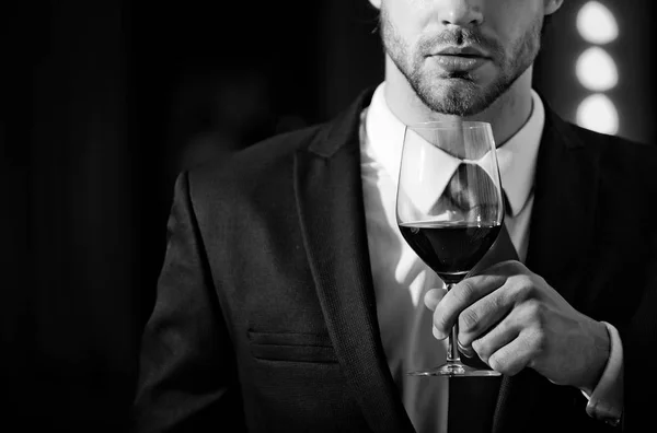 Copa de vino en mano del hombre, reunión y relax — Foto de Stock