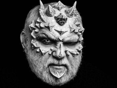 Papatyanın yüz ve Beyaz gözlü canavar