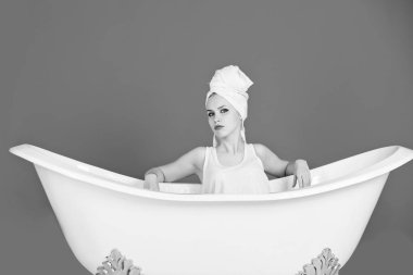 havlu Türban beyaz küvetinde oturan kızla