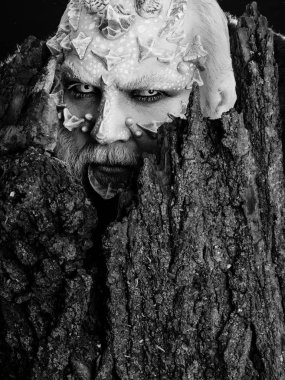 Canavar keskin dikenler ve siğiller ile