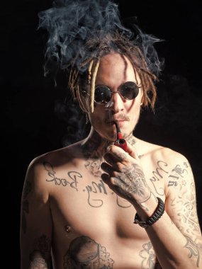 Adam hippi yasaktır boru siyah arka plan üzerine