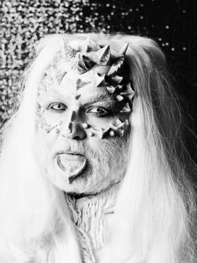 Toprak sana diken ve yüzünde siğiller ile canavar