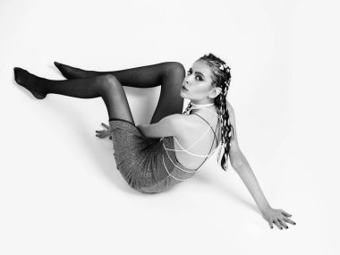 oturan gri elbise ve siyah, naylon külotlu çorap moda kadın