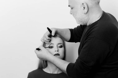 Kız kirpik üzerinde siyah rimel uygulamak makyaj sanatçısı