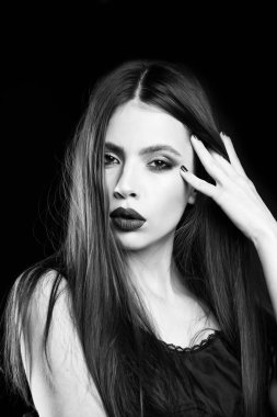 siyah arka plan üzerine izole kadın var uzun saç ve makyaj