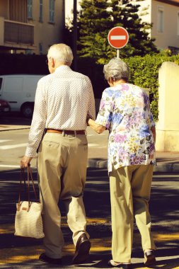 üst düzey iki şehirde yürüyüş 