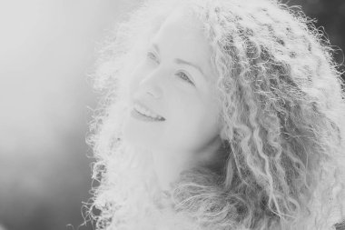 Dalgın kadın açık