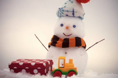 Kardan adam şapka ve atkı beyaz arka plan üzerinde