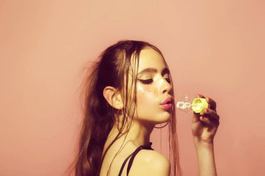 Kabarcık üfleyici el moda modeli.