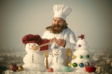 Chef şapka ve üniforma kış gününde mutlu hippi