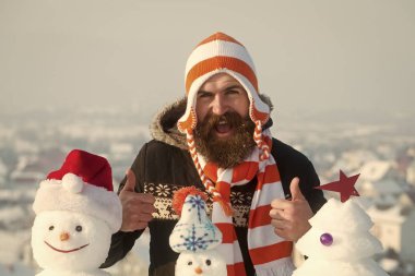 Adam ile karlı heykeller Yaşasın vererek