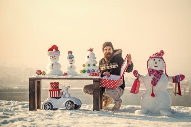 Mutlu hipster hediye kutusu açma