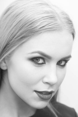 Kırmızı dudaklar ve profesyonel makyaj kadın ile