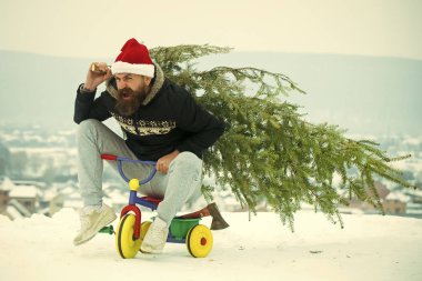 Kızgın hipster Xmas ağacı beyaz kar üzerinde taşıyan
