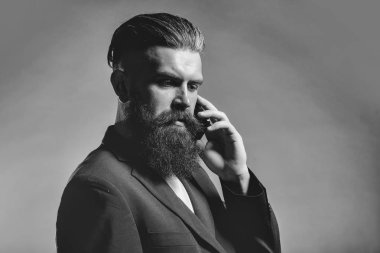 Ceketli sakallı yakışıklı adamı