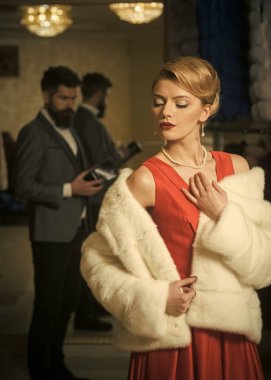 Kadın kürk paltolu adam, alışveriş, satıcı ve müşteri ile.