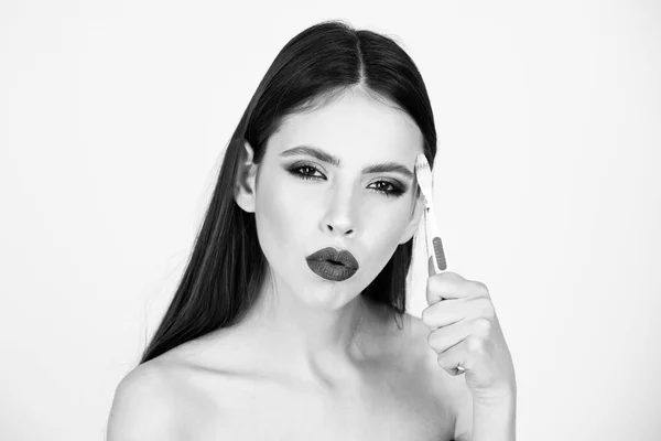 Menina com aparelho de dentes e escova, tem maquiagem elegante — Fotografia de Stock