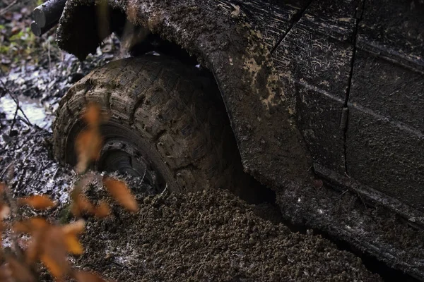 Mit Schlamm bedeckte Offroad-Reifen überwinden Hindernisse in der Natur. — Stockfoto