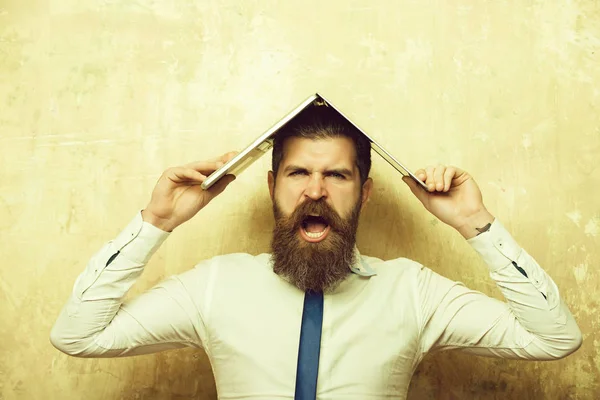 Hombre o hipster con barba larga mantenga portátil — Foto de Stock