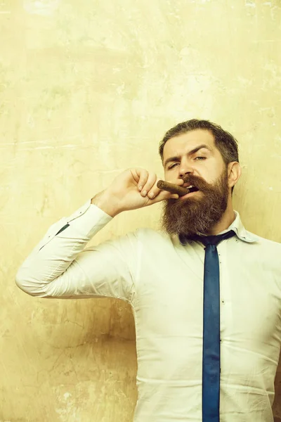 Bebaarde man op ernstige gezicht Rookvrije sigaar — Stockfoto