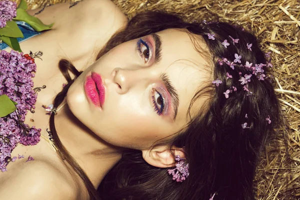 Porträtt av ung kvinna, tjej med vackra lila, orkidé — Stockfoto
