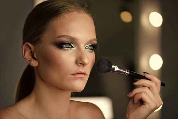 Hermosa adolescente aplicando polvo cosmético en la cara con borla, concepto de cuidado de la piel — Foto de Stock