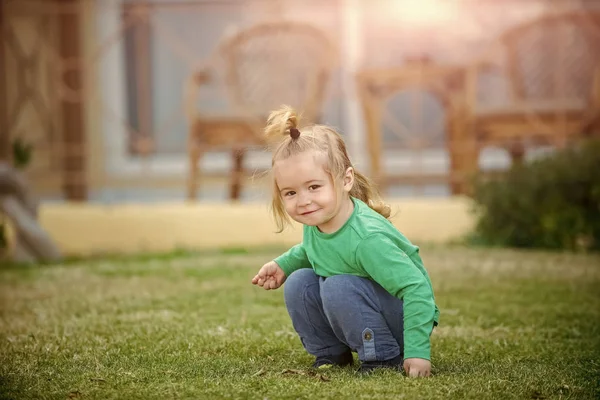 Baby pojke leker med blad. — Stockfoto