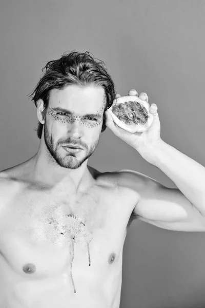 Chlap s kreativní módní make-up drží grapefruitu, vitamín — Stock fotografie