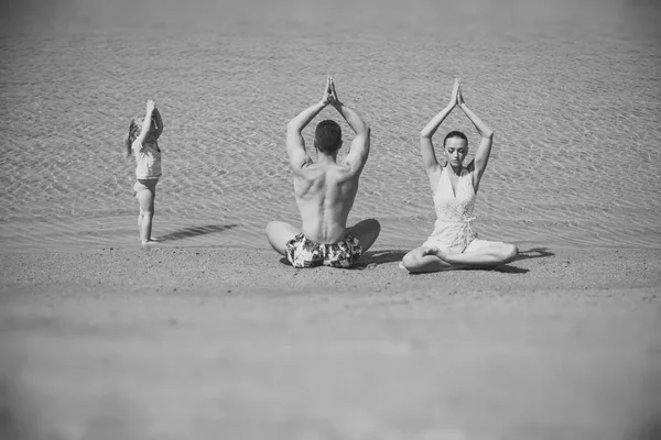 Yoga e meditazione, amore e famiglia, vacanze estive, spirito, corpo — Foto Stock