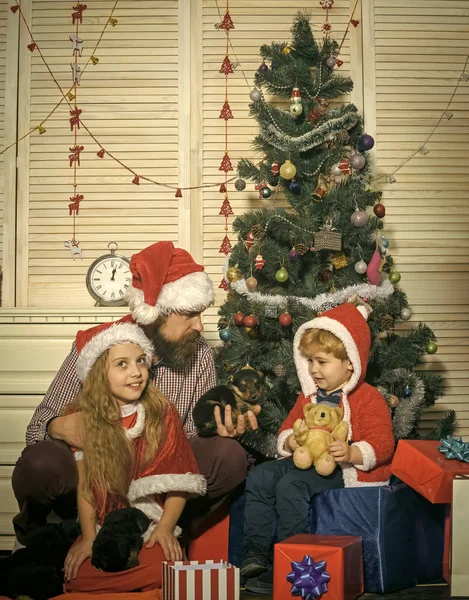 Gelukkig gezin vieren nieuwjaar en kerst. — Stockfoto