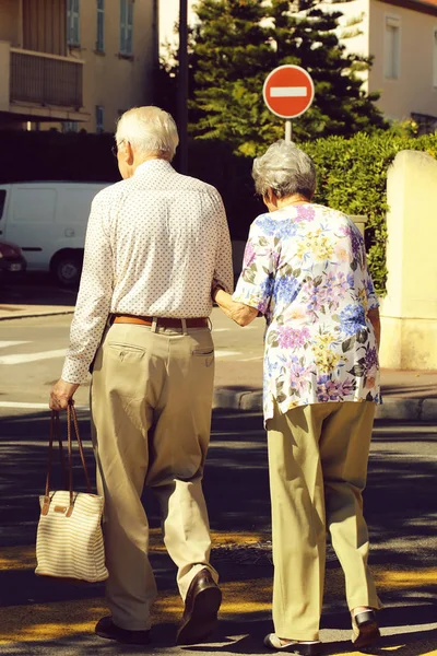 Pareja de ancianos caminando en la ciudad — Foto de Stock