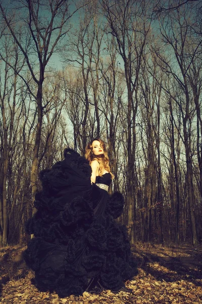 Elegante junge Frau im Wald — Stockfoto