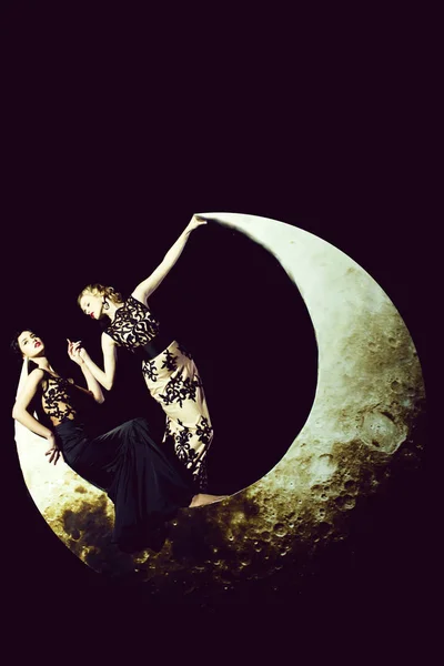 Frau im Kleid auf dem Mond — Stockfoto